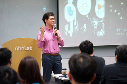 유영만 한양대 교육공학과 교수(사진)는 24일 안랩 판교사옥에서 '생각지도 못한 체인지(體仁知, Change)'라는 주제로 안랩 임직원 대상 특강을 진행했다. 안랩 제공